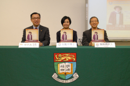 圖為粵劇發展基金顧問委員會主席楊偉誠先生(左),香港大學教育學院助理教授吳鳳平博士(中)及資深譯者陳鈞潤先生(右)。